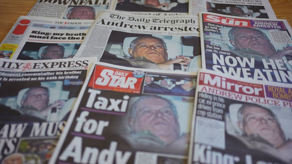 Das Gesicht des britischen Ex-Prinzen ist am Freitag auf den Titelseiten britischer Zeitungen.