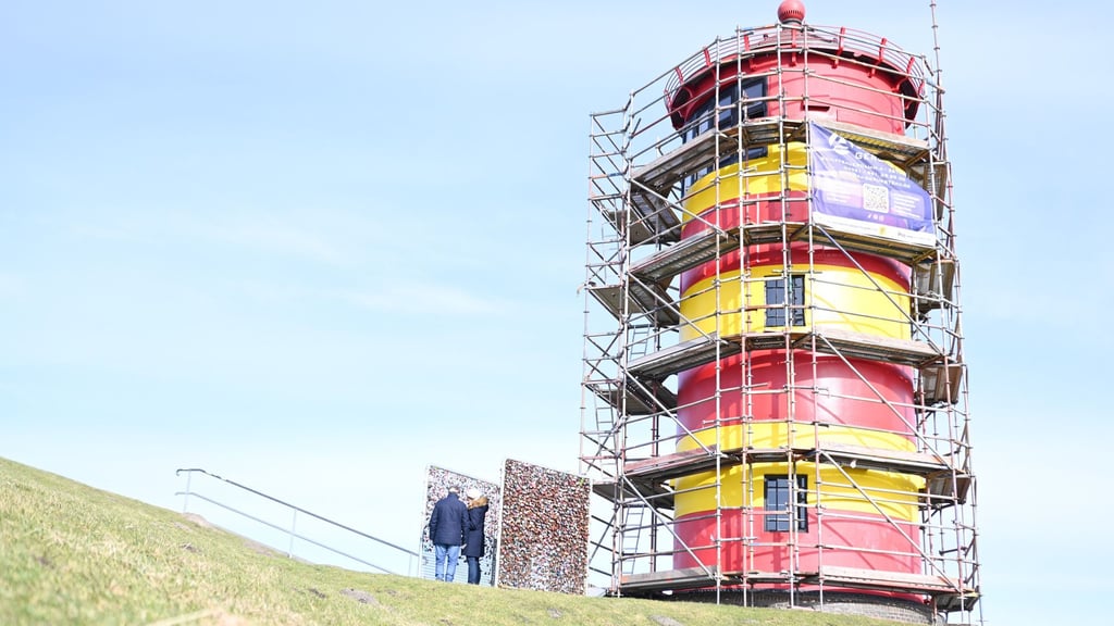 Für den Neuanstrich ist der Pilsumer Leuchtturm eingerüstet.