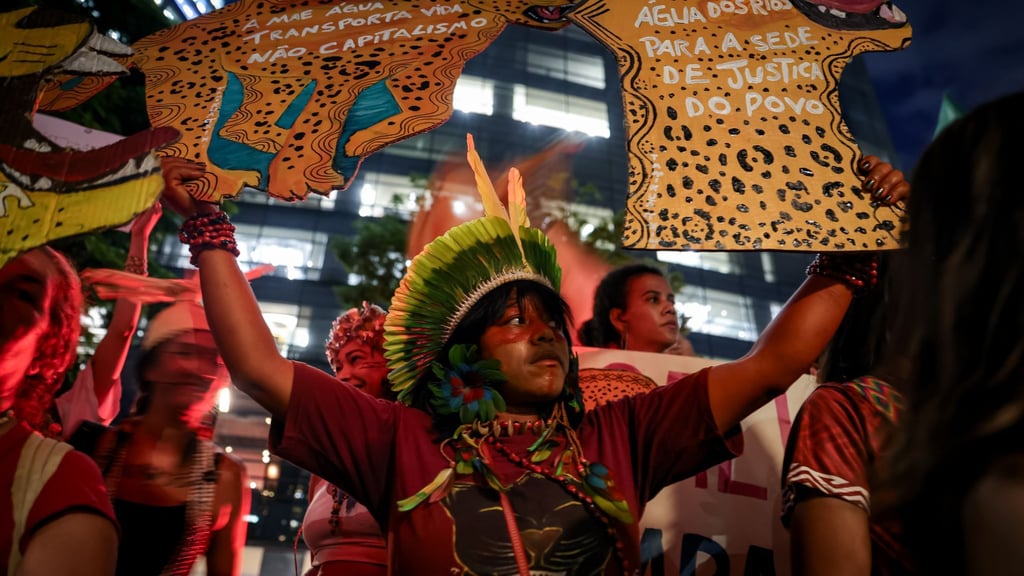 Seit einem Monat protestieren Ureinwohner gegen die Ausbaggerung der Amazonas-Flüsse.