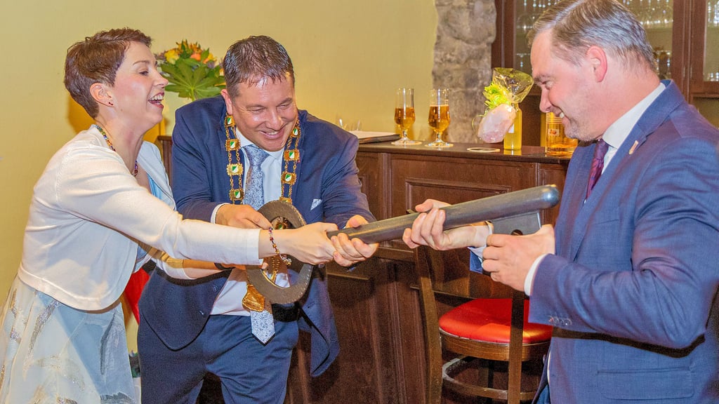 Prinzessin Katja und Prinz Ralf ringen mit OB Steffen Amme um den Schlüssel – doch am Ende zieht das Prinzenpaar den Kürzeren.