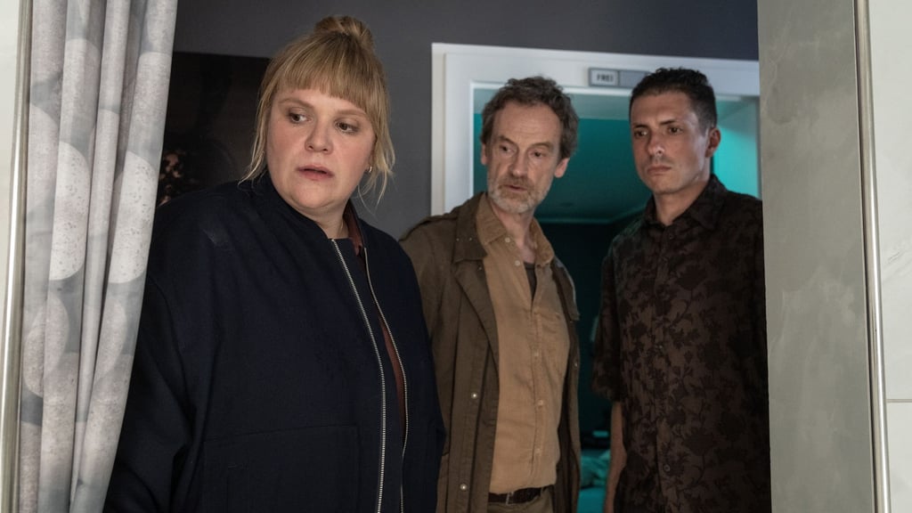 Rosa Herzog (Stefanie Reinsperger, von links nach rechts) und Peter Faber (Jörg Hartmann) und Bordell-Mitarbeiter Elez Shkodra finden die Zeugin in einer Dusche.