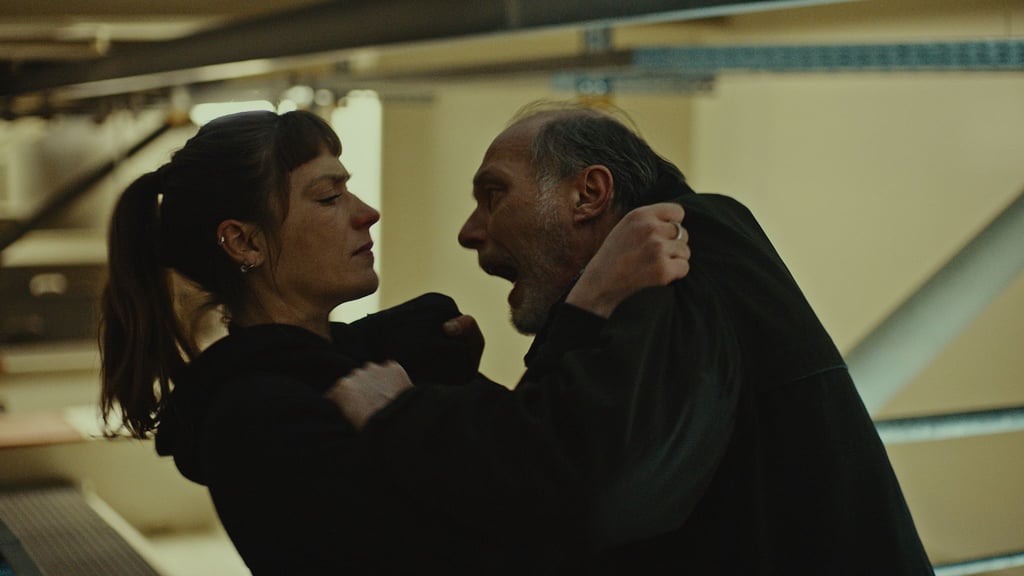 Detlev Schulte (Martin Brambach) und Kommissarin Jule Zabek (Sophie Pfennigstorf) rangeln miteinander - auf einer hohen Brücke, von der Zabek dann fällt.