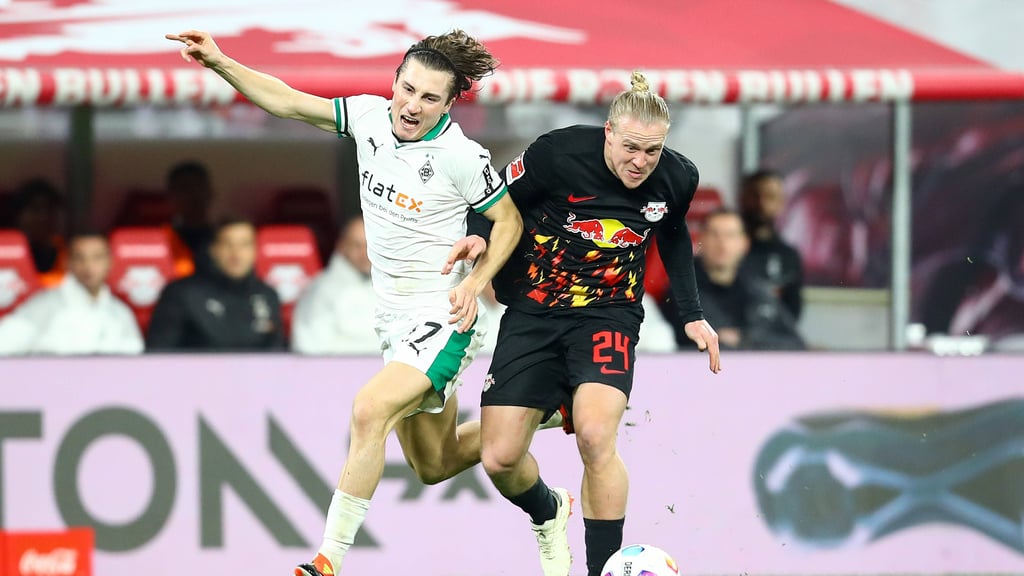 Xaver Schlager (r.) geht gegen Rocco Reitz robust zu Werke.