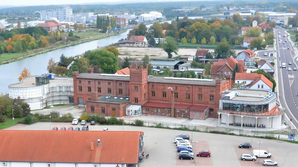 Einst war es die Hanffabrik, heute ist es TCS. Das markante Gebäude im historischen Blick vom Wasserturm aus gesehen. 