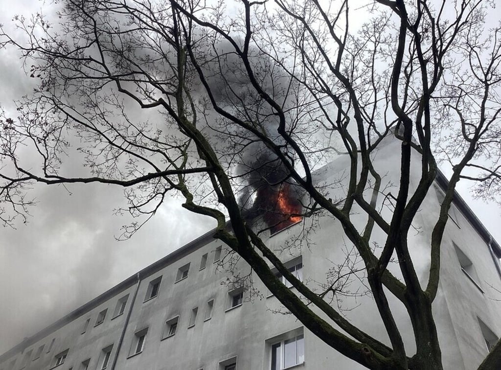 Flammen und dichter Rauch sind bei einem Wohnungsbrand in einem Mehrfamilienhaus in Berlin-Tempelhof zu sehen. (Handout)
