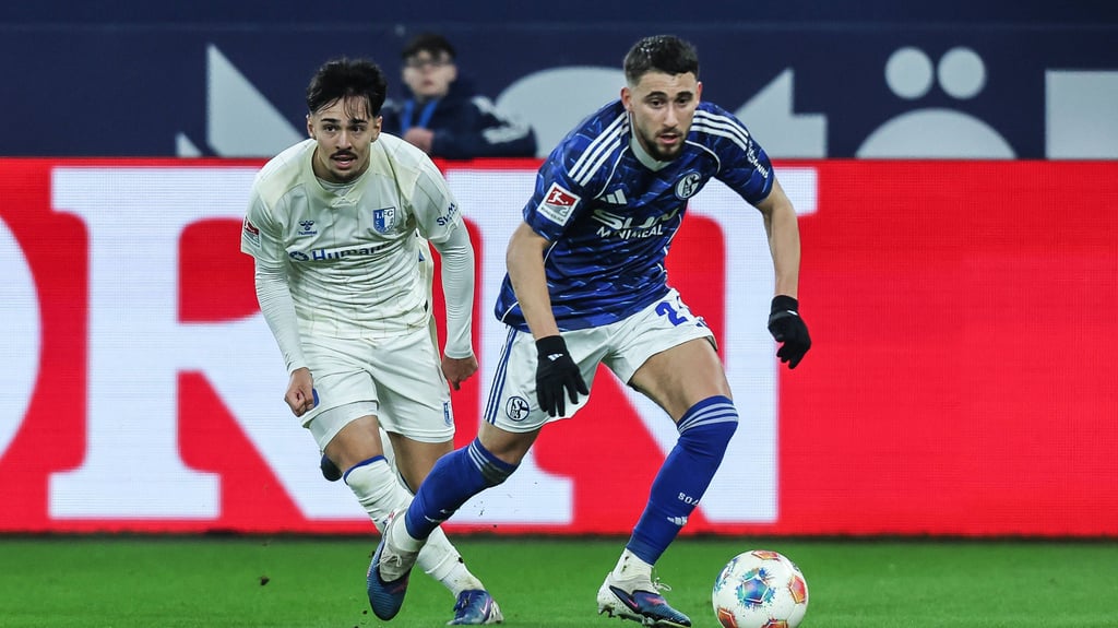 Laurin Ulrich vom 1. FC Magdeburg (li.) im Duell mit Adil Achouiche von Schalke 04.