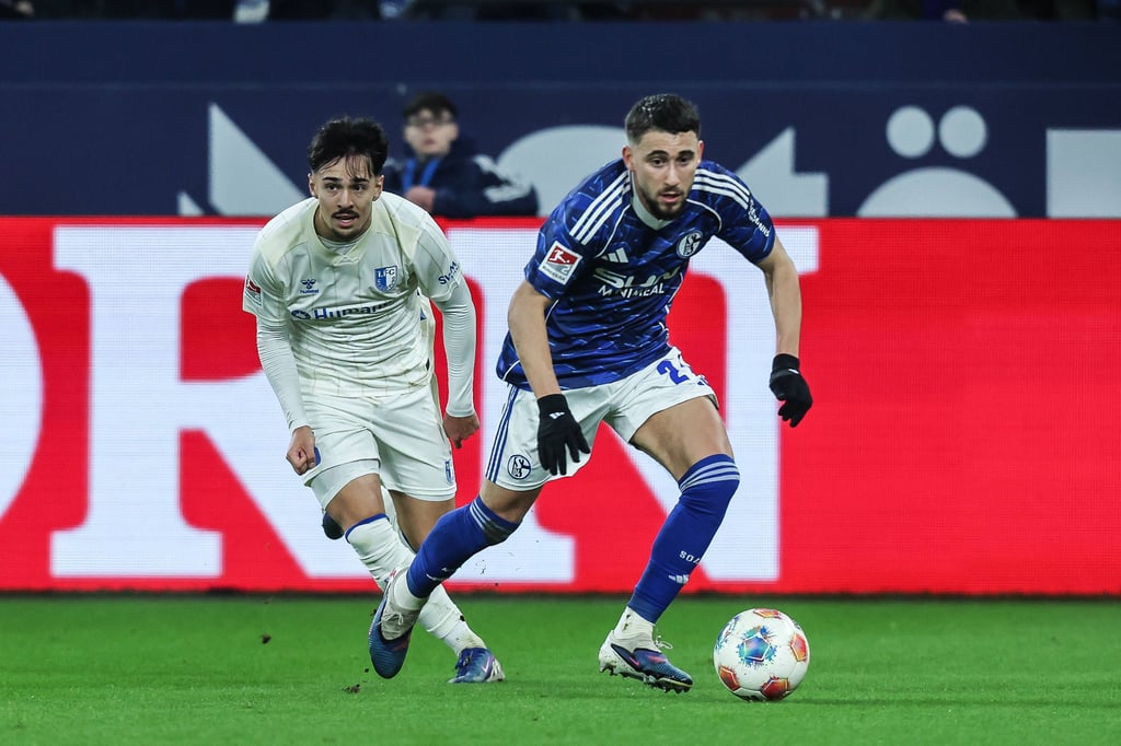 Laurin Ulrich vom 1. FC Magdeburg (li.) im Duell mit Adil Achouiche von Schalke 04.