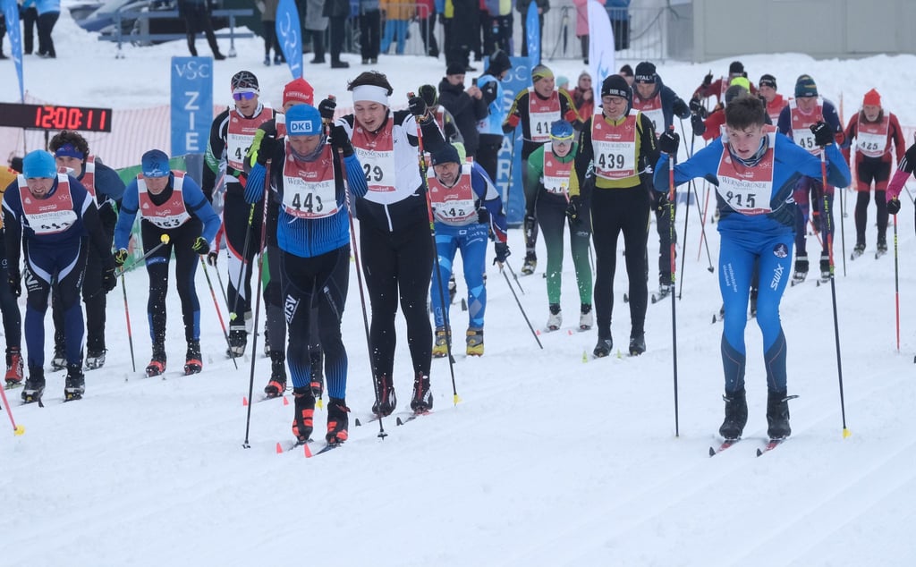 Zahlreiche Skilangläufer gehen auf die Strecke beim Kammlauf Light.