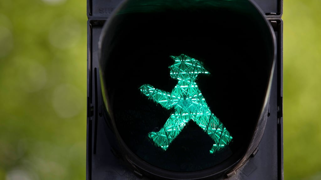 Die Fußgängerampel hatte für Fußgänger Grün gezeigt. 