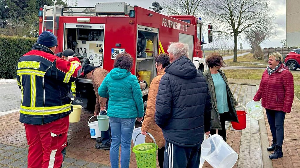 Nachdem sie von der  Störung in der Wasserversorgung  erfahren hatten, verteilten Kameraden der Feuerwehr Fischbeck am Sonnabendvormittag Brauchwasser an Einwohner. 