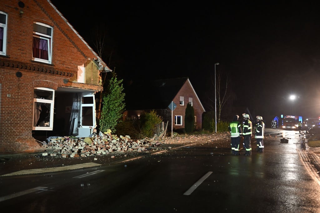 Nach dem Unfall klafft ein großes Loch in der Hauswand.