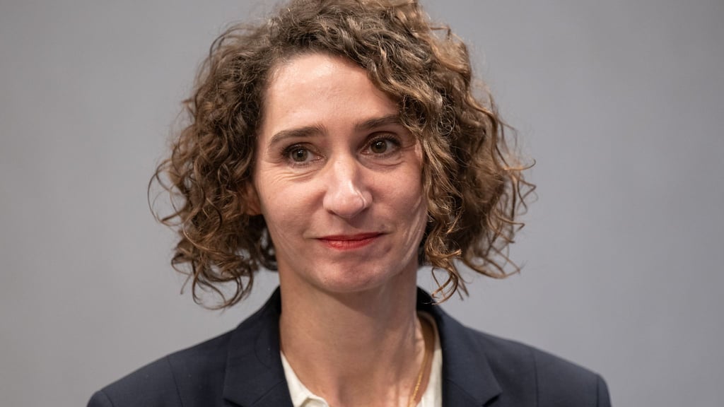 EVG-Vize Cosima Ingenschay will den geplanten Stellenabbau bei DB Cargo deutlich abmildern. (Archivbild)