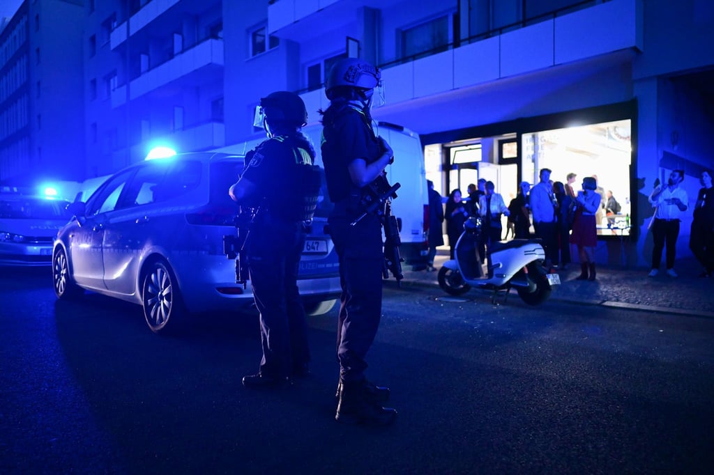 Polizeieinsatz im Mai 2025 nach Schüssen nahe der Friedrichstraße in Berlin.