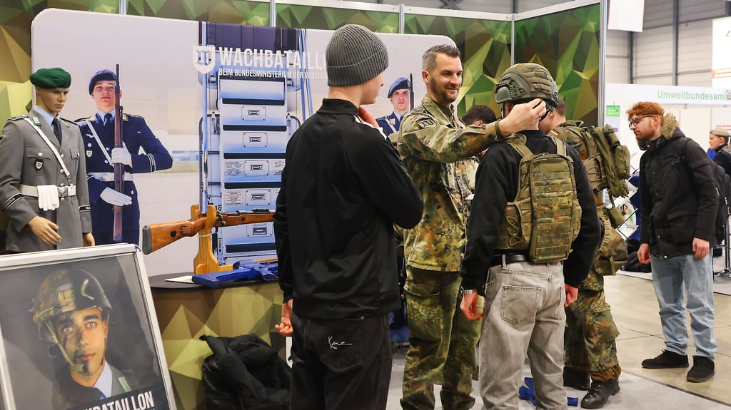 Einmal die Uniform testen konnten Besucher der „Chance“ beispielsweise am Stand der Bundeswehr.