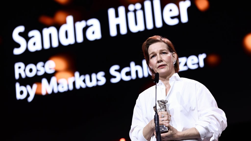 Sandra Hüller nimmt den Silbernen Bären entgegen.