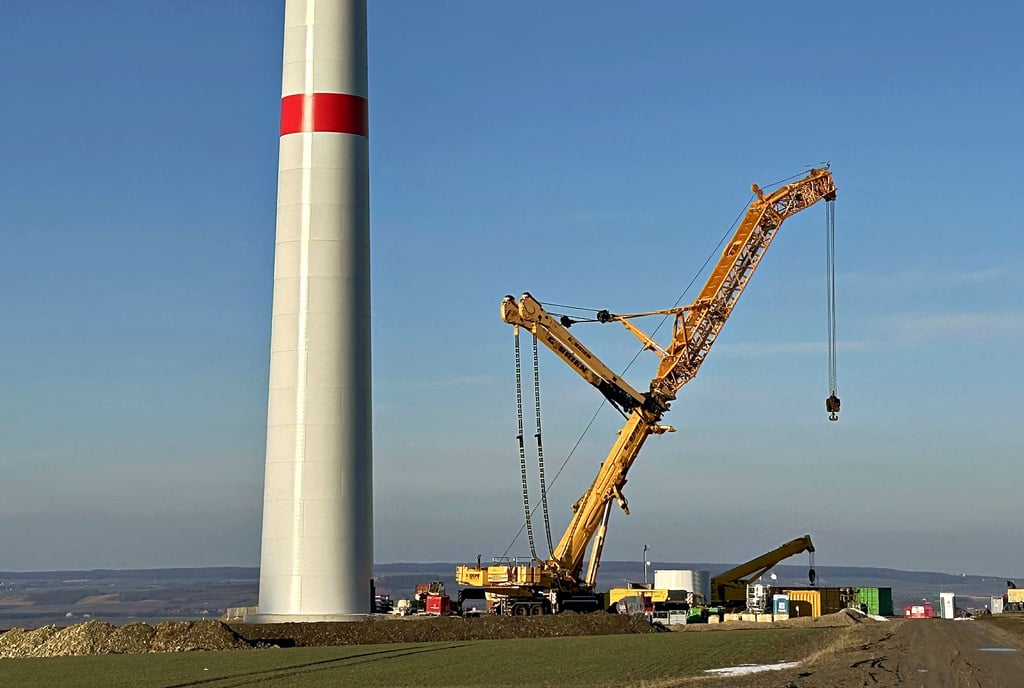 Der erste Betonturm auf dem Druiberg steht, und der große  Baukran kann umgesetzt werden. 