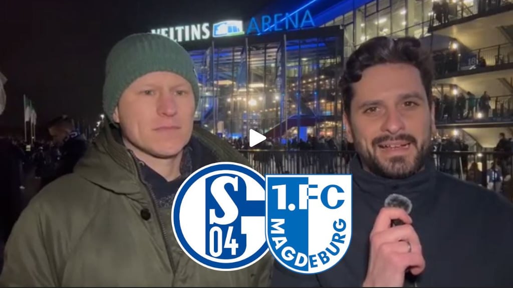 Tobias Buschendorf, FCM-Chefreporter, und Nico Esche, FCM-Reporter, vor der Veltins-Arena - ab 20.30 Uhr rollt der Ball zwischen dem 1. FC Magdeburg und Schalke 04.