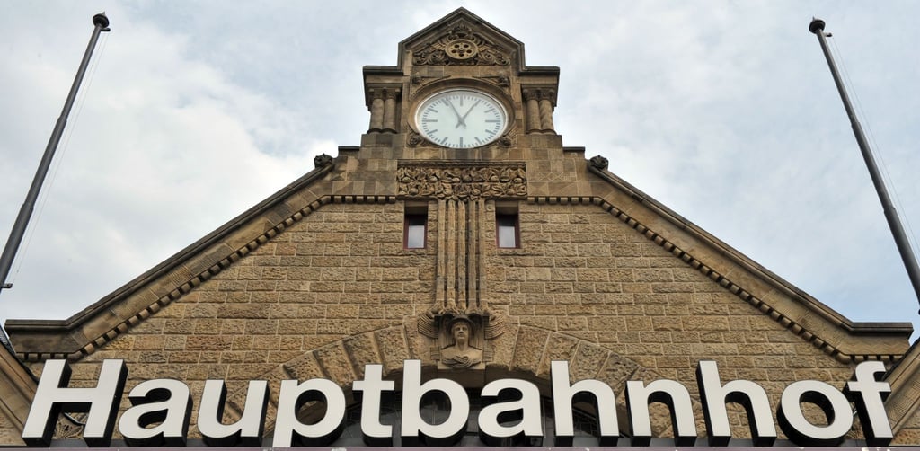 Ein 42-Jähriger stirbt beim Überqueren der Gleise am Hauptbahnhof Eisenach. (Symbolbild)