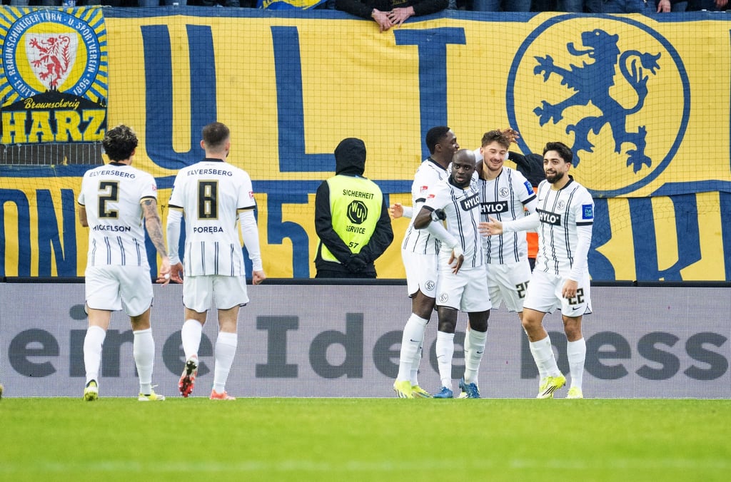 Die SV Elversberg jubelt über ein Tor gegen Braunschweig.