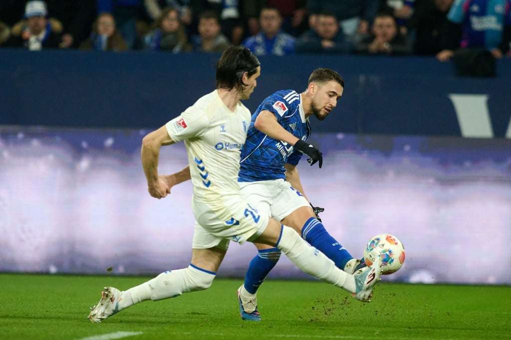 Das 1:0 für Schalke: Adil Aouchiche schießt, Magdeburgs Jean Hugonet fälscht mit der Fußspitze ab - und der Ball fliegt im hohen Bogen ins Tor.