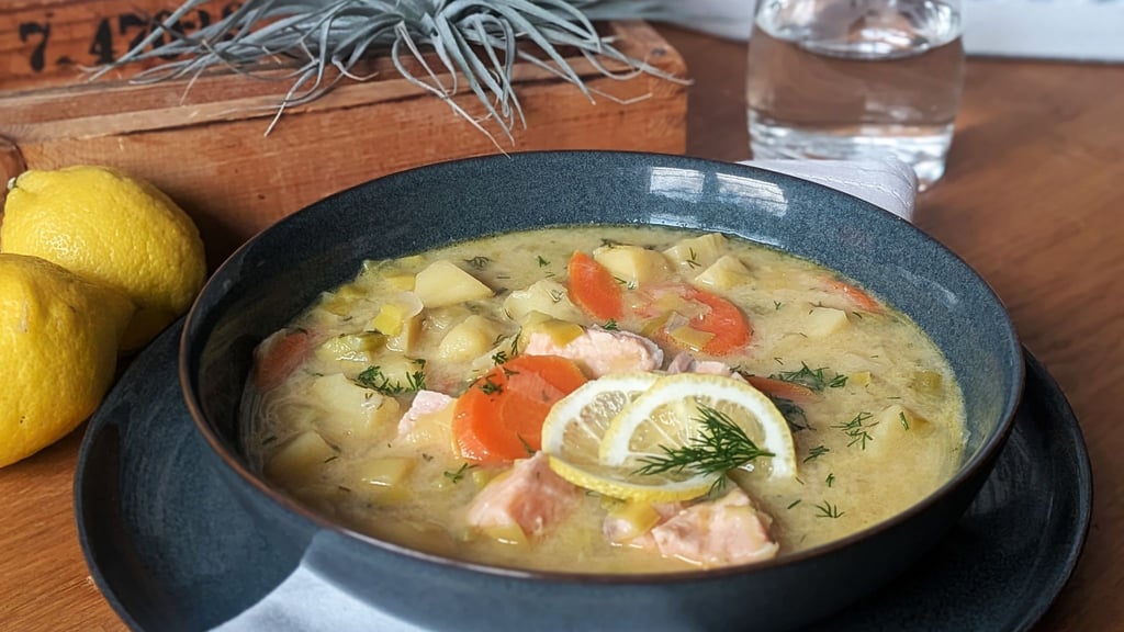 Der Clou in diesem Eintopf sind die mundgerechten Lachsstückchen. Sie kommen bei der Zubereitung erst in den Topf, wenn die Kartoffeln gar sind und müssen nur noch ziehen, bis auch sie gar sind.