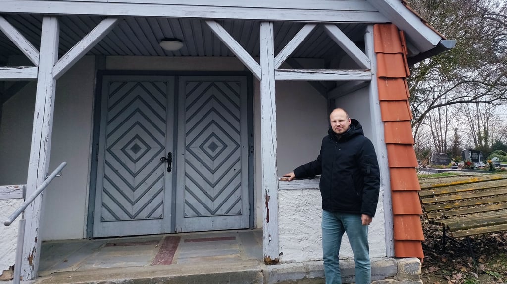 Ortsbürgermeister David Kawitzke und der Ortschaftsrat Rhoden kämpfen für einen Neubau der Trauerhalle.