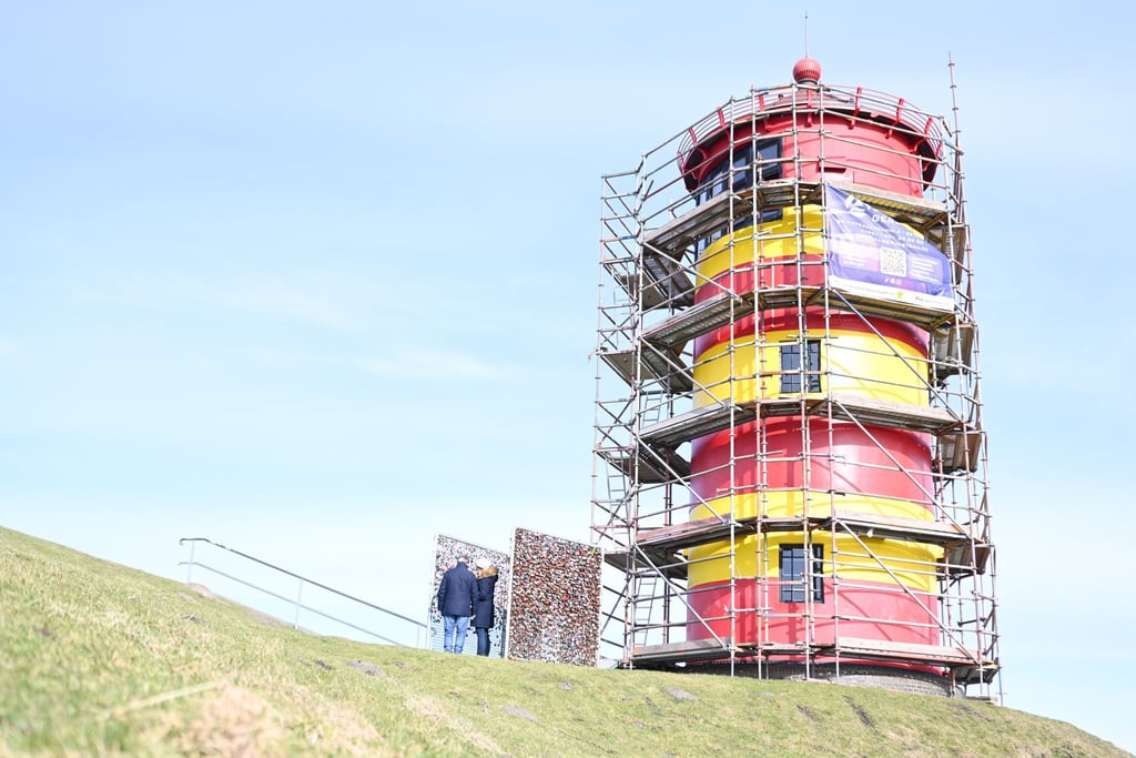 Für den Neuanstrich ist der Pilsumer Leuchtturm eingerüstet.