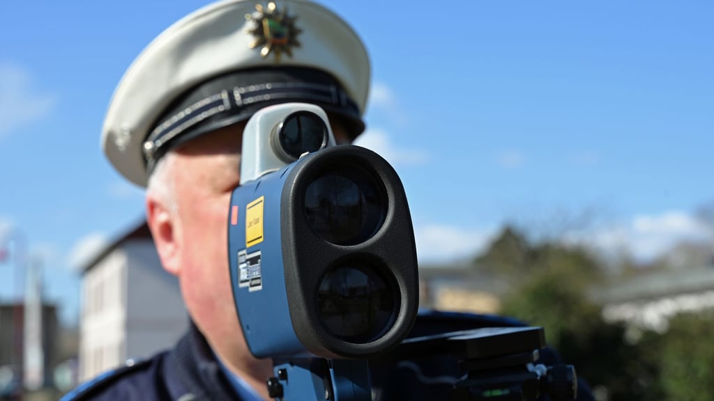 Eine Reihe von Polizeibeamten schiebt den Ruhestand hinaus und arbeitet freiwillig länger. (Archivbild)