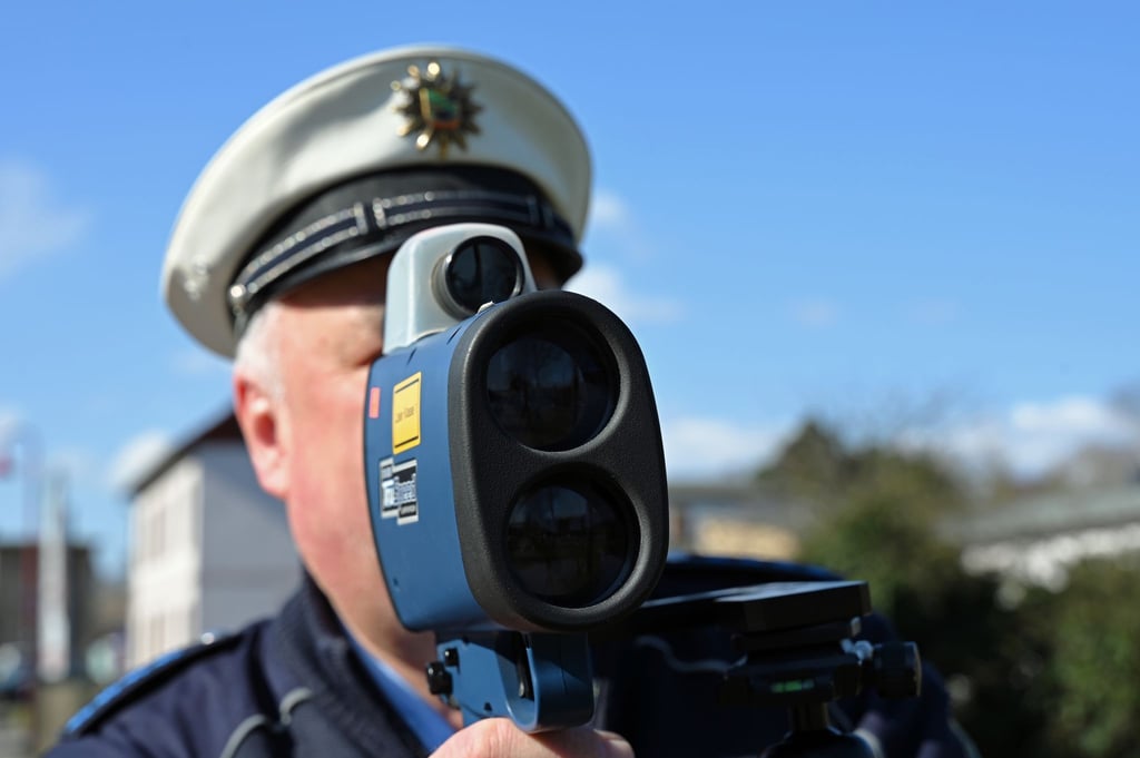Eine Reihe von Polizeibeamten schiebt den Ruhestand hinaus und arbeitet freiwillig länger. (Archivbild)