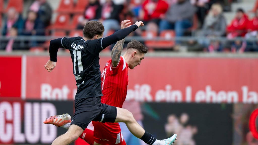 Niclas Stierlin (r.) brachte den Halleschen FC gegen den Greifswalder FC in der zweiten Halbzeit in Führung.