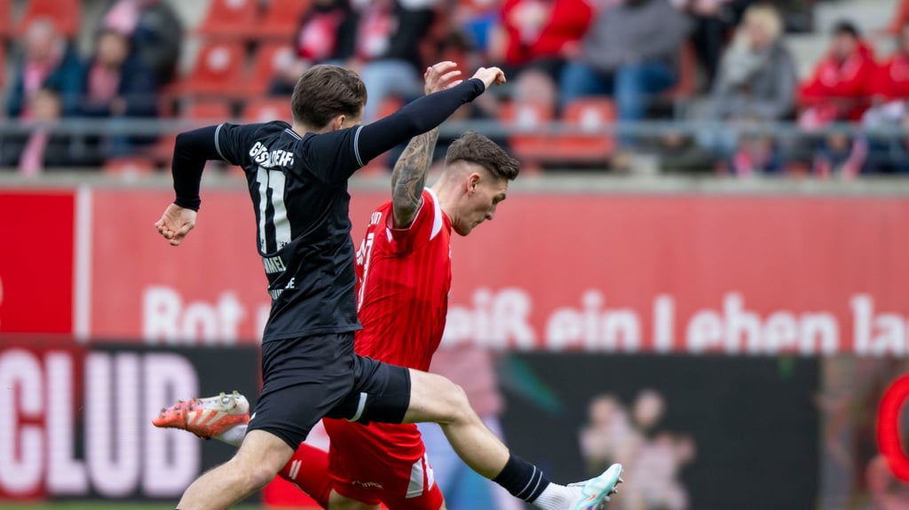 Niclas Stierlin (r.) brachte den Halleschen FC gegen den Greifswalder FC in der zweiten Halbzeit in Führung.