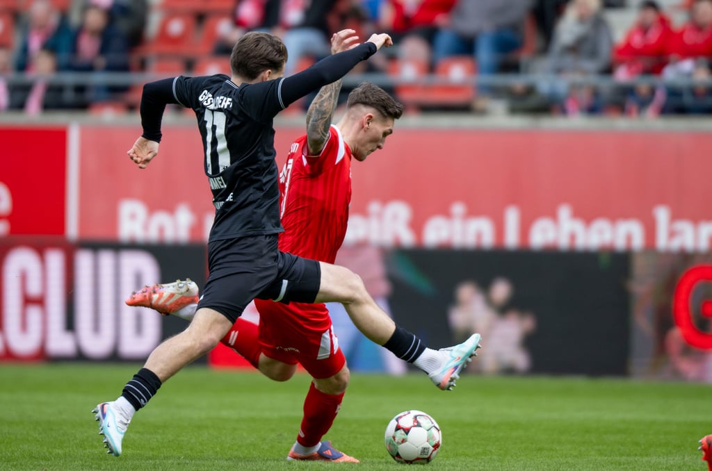 Niclas Stierlin (r.) brachte den Halleschen FC gegen den Greifswalder FC in der zweiten Halbzeit in Führung.
