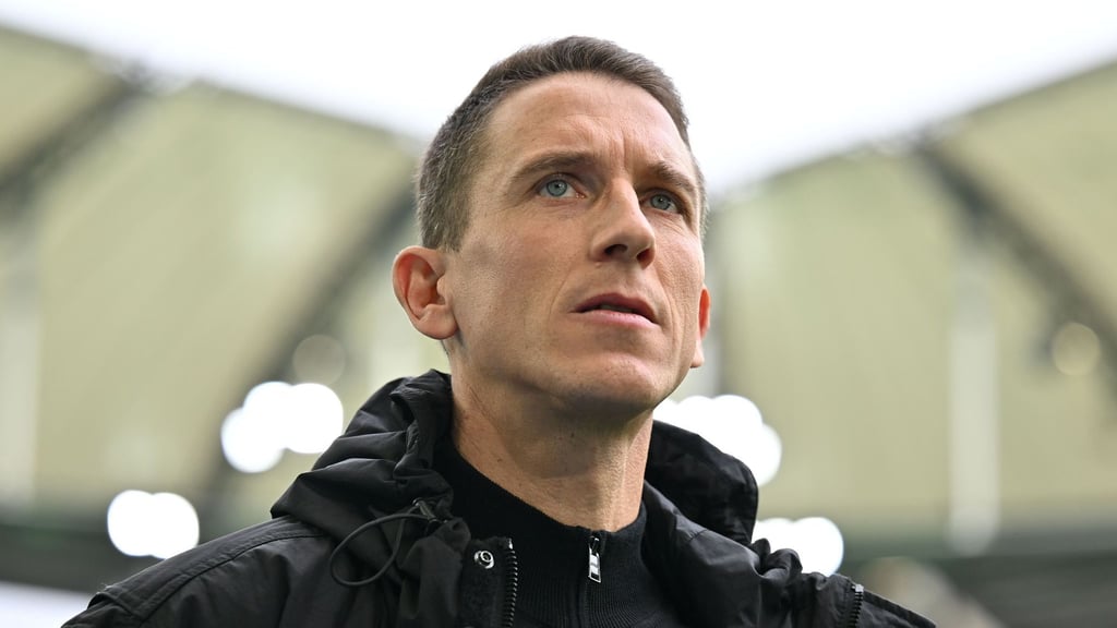 Wolfsburgs Trainer Daniel Bauer vor dem Spiel gegen Augsburg.