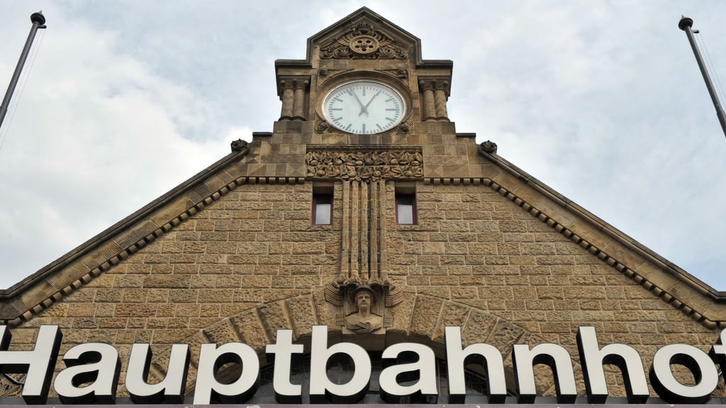 Ein 42-Jähriger stirbt beim Überqueren der Gleise am Hauptbahnhof Eisenach. (Symbolbild)
