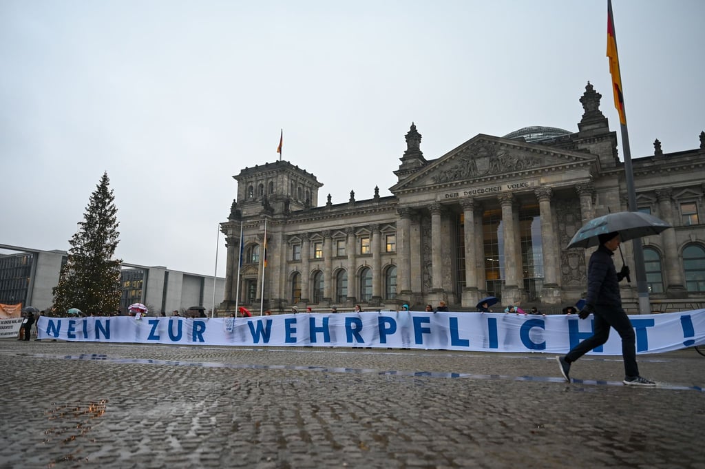 Im Dezember protestierten junge Menschen in Berlin und vielen anderen Städten gegen den neuen Wehrdienst. (Archivbild)