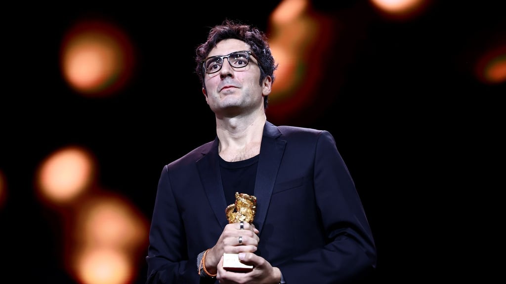 İlker Çatak mit seinem Goldenen Bären.