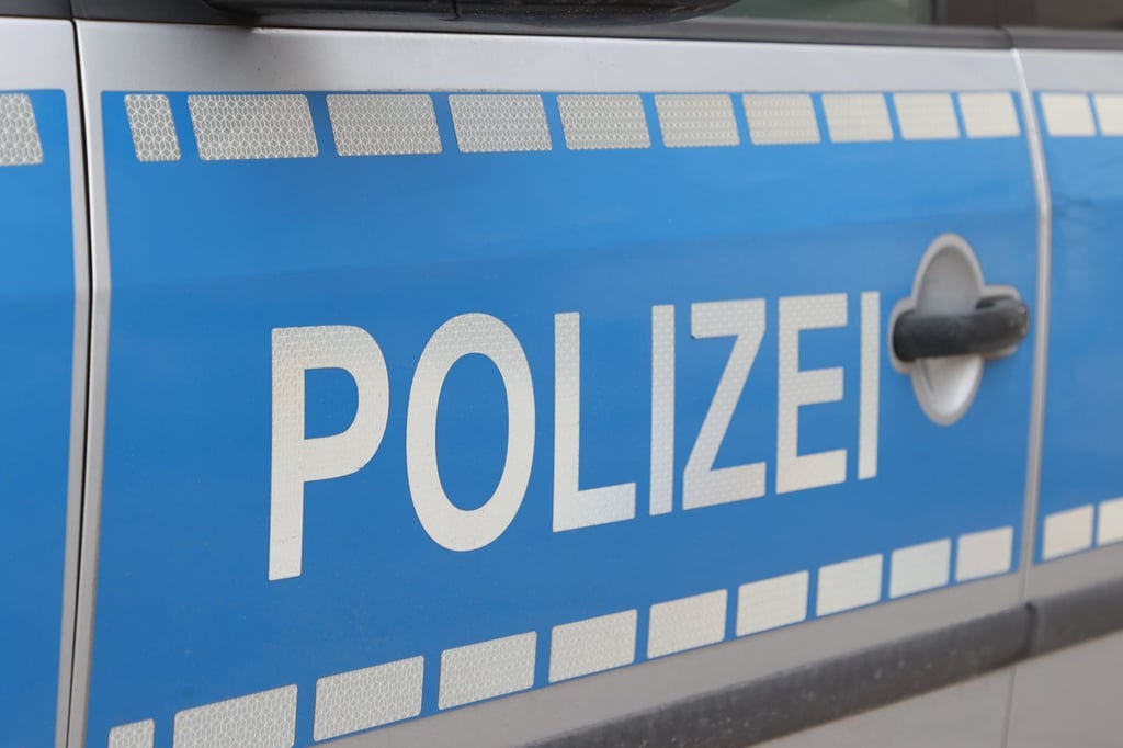 Die Polizei sucht nach einer Körperverletzung in Halle den Täter.