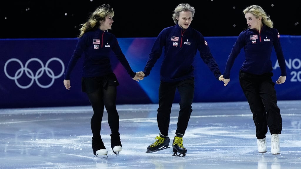 Team-Olympiasieger vereint: Ilia Malinin (M) lief Hand in Hand mit Alysa Liu (l), die auch Einzel-Gold holte, und Amber Glenn (r).