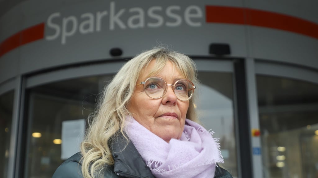 Astrid Kaiser hatte ein Schließfach in der Gelsenkirchener Sparkasse. Jetzt fühlt sie sich doppelt betroffen.