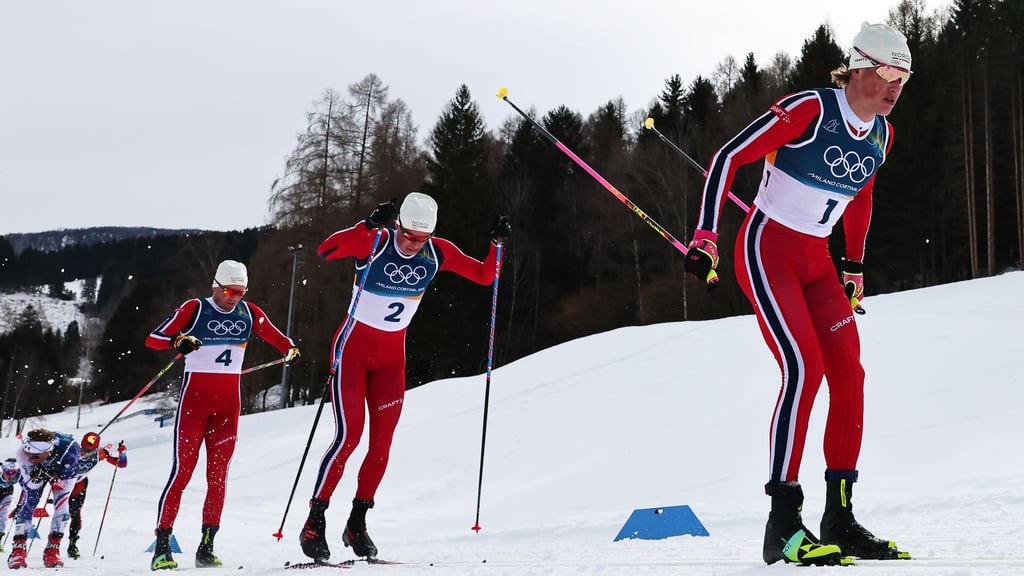 Johannes Hoesflot Klaebo (r) gewinnt seine sechste Goldmedaille bei den Winterspielen 2026.