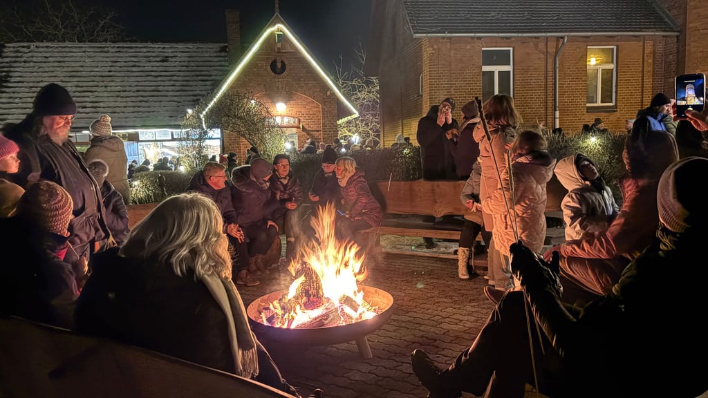 Auf dem Gelände am Wasserturm in Burg ist ein Bereich mit neuen Bänken ausgestattet worden, die von den Besuchern vom Turmglühen gern genutzt wurden.