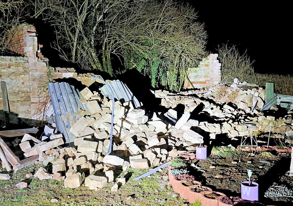 Im Nienburger Ortsteil Wispitz stürzte eine Mauer auf einer Länge von acht Metern auf das Nachbargrundstück. Dabei wurde ein Autoanhänger schwer beschädigt. 