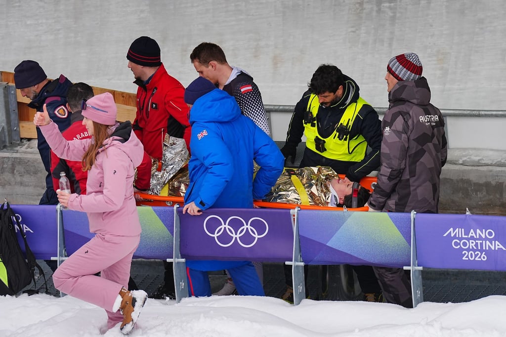 Jakob Mandlbauer wird nach einem Unfall vom medizinischen Betreuern und Sicherheitspersonal von der Eisbahn getragen.