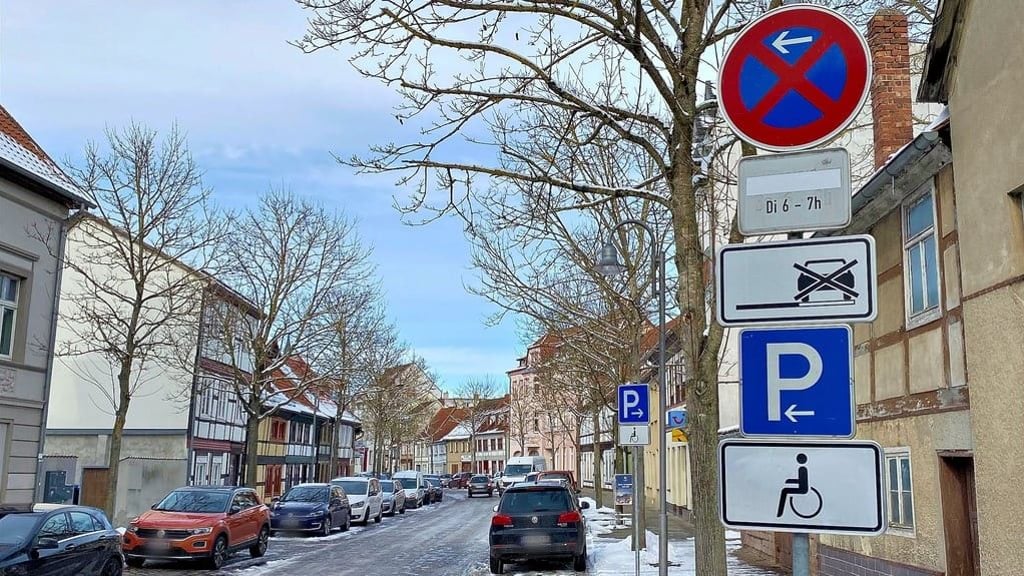 Bei Extremwetter wurden in der Straße Alte Jeetze Knöllchen verteilt, obwohl die Autos festgesteckt haben. Die Stadt besteht aber trotzdem auf das Halteverbot.