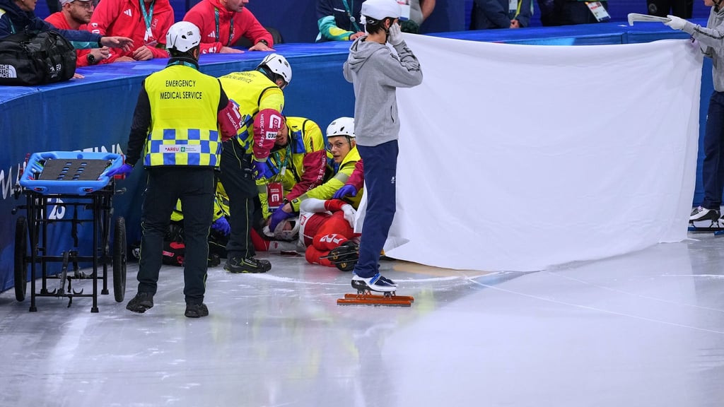 Kamila Sellier wird auf dem Eis behandelt.