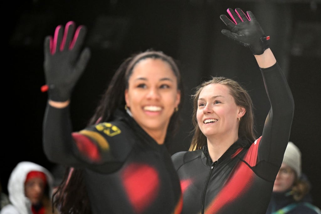 Laura Nolte (Pilotin, r) und Anschieberin Deborah Levi stehen vor ihrem zweiten Olympiasieg im Zweierbob.