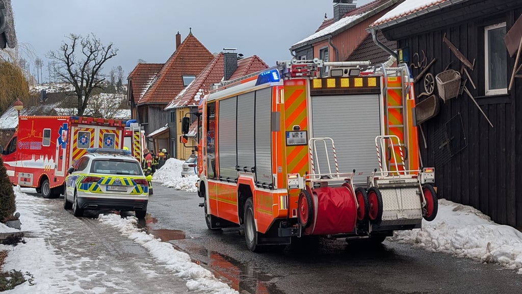 30 Feuerwehrleute waren am Samstag, 21. Februar, bei einem Hausbrand in Schierke im Einsatz.