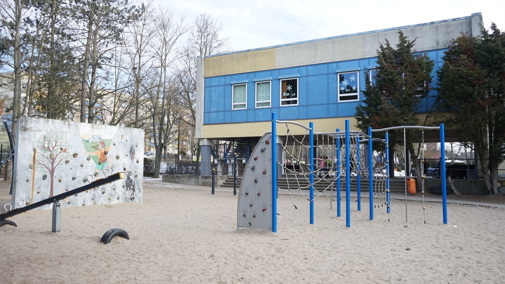 In der Gemeinschaftsschule Johannes Gutenberg sind die Grundschule und die Gemeinschaftsschule untergebracht. Das Haus gehört der Stadt.