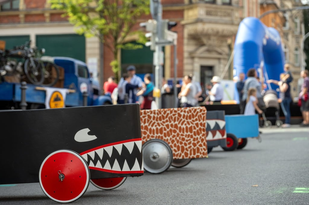 Selbst gebaute Seifenkisten rollen in einigen Städten Brandenburgs um die Wette. (Symbolbild)
