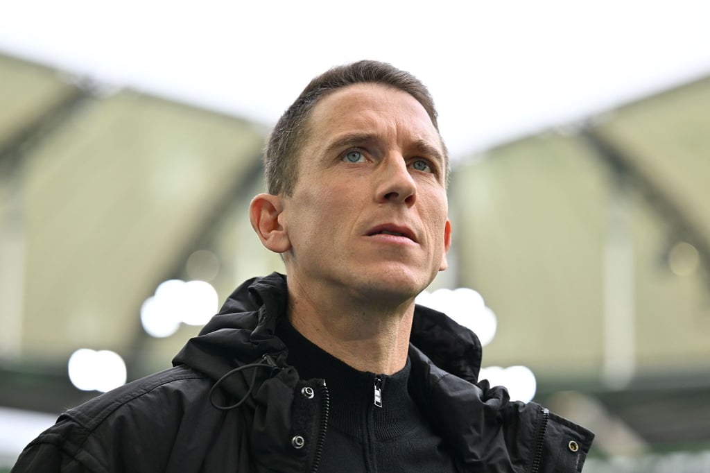 Wolfsburgs Trainer Daniel Bauer vor dem Spiel gegen Augsburg.